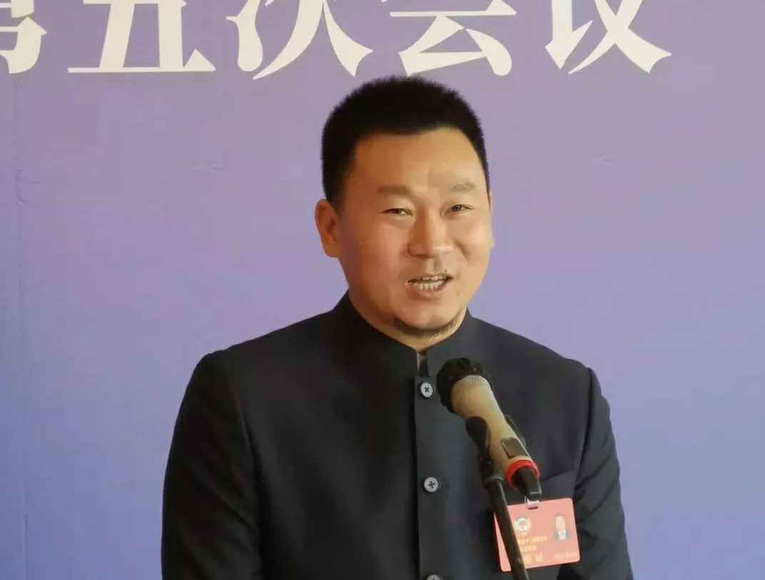为进一步展示市政协团结、民主、开放、自信的形象，向市民和网友展示政协委员的履职风采，中山市政协十二届五次会议在2月4日上午开幕前开设“委员通道”，市政协委员、米兰体育·网站登陆入口-米兰online(中国)公司总经理陈朝阳走进“委员通道”，回应社会关切的问题。他就如何做好城市应急管理规划的问题进行发言，并回答记者提问。.jpg